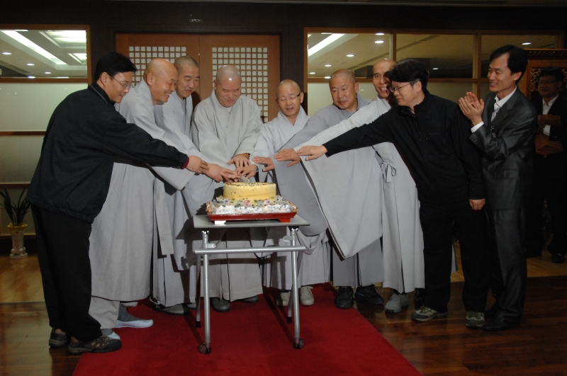 2010.11.05_원장스님 취임1주년 원우회 축하떡 (8)